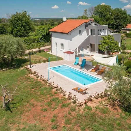 Three-bedroom In Porec Appartement