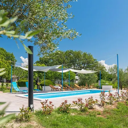 Three-bedroom In Porec *