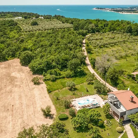 Three-bedroom In Porec *