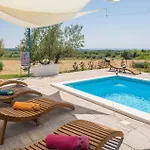 Three-bedroom In Porec Daire *