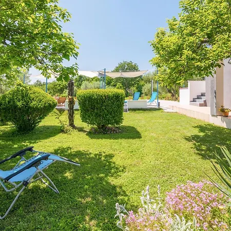 Three-bedroom In Porec Διαμέρισμα *